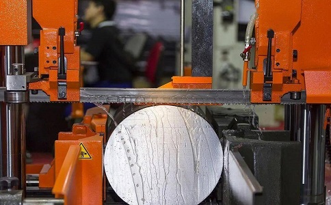 彭泽立式金属带锯床切削出现跑带故障解决方法！